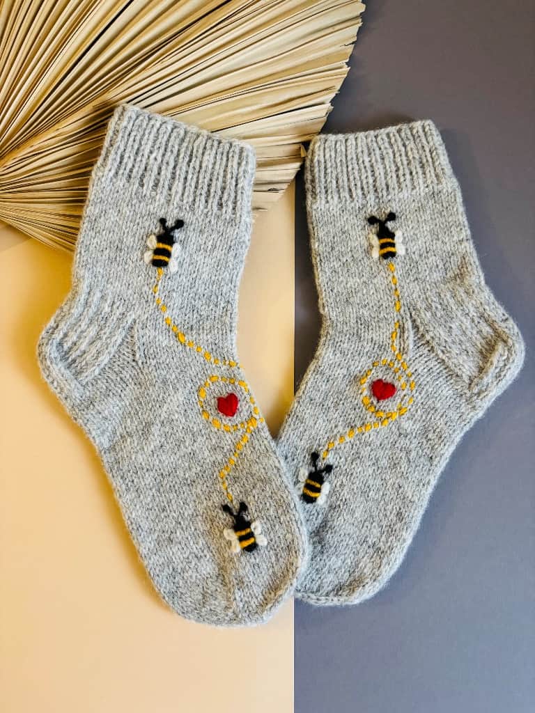 Vilnas zeķes ar bitēm.