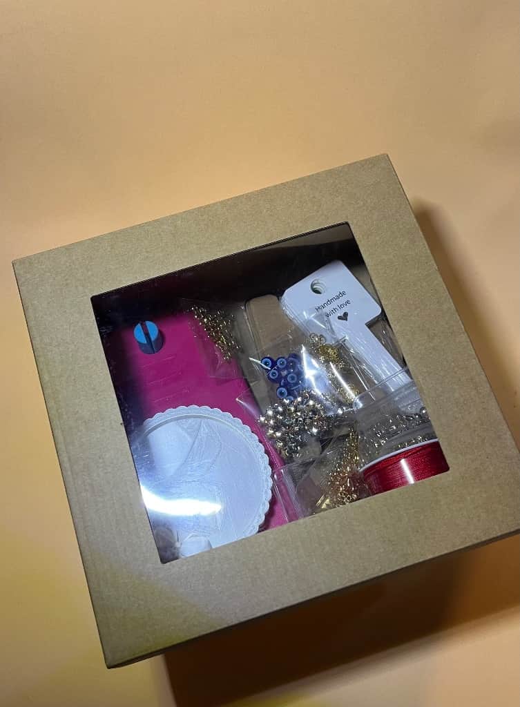 Komplekts sarkā diega aproču darināšanai