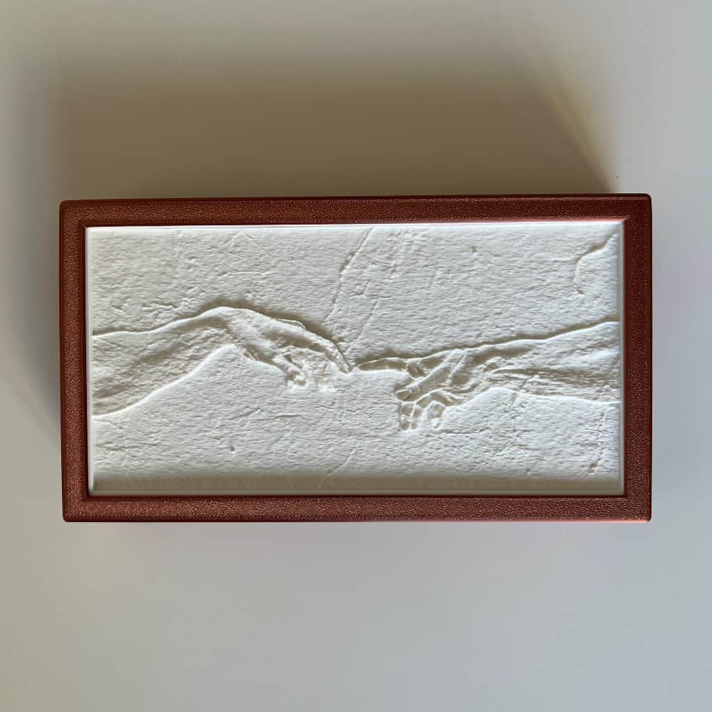 Mikelandželo darba “Ādama radīšana” fragmets - “Rokas” lampa