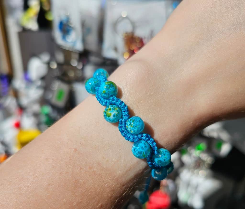 Pīta rokassprādze ar stikla pērlītē