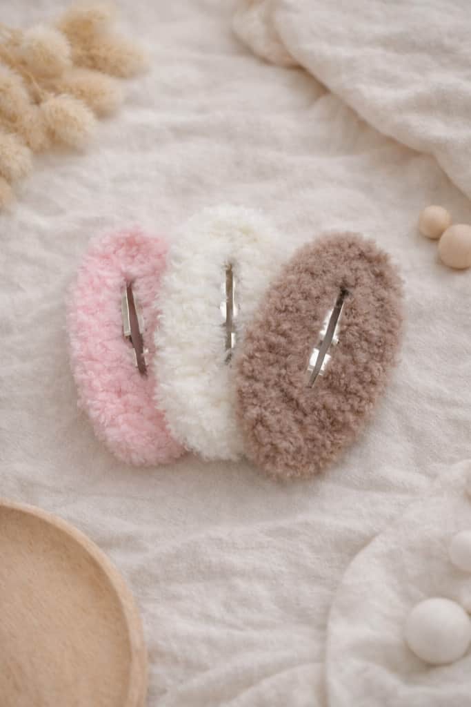 Pūkainas un mīkstas matu sprādzītes meitenēm 