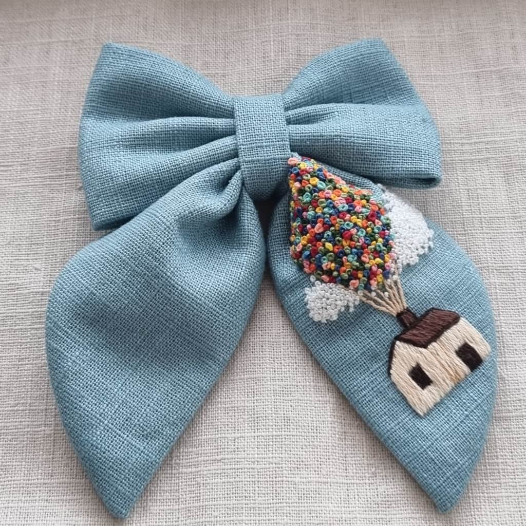 Lina matu bante ar izšuvumu " Lidojoša māja"