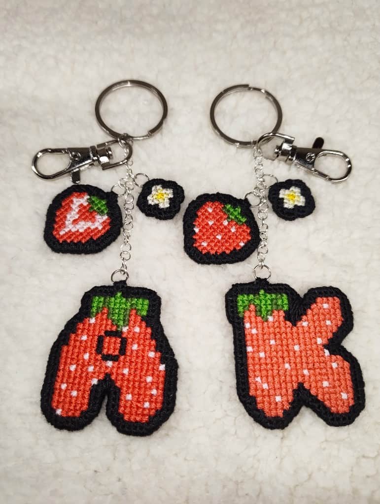Personalizēts zemenes burta piekariņš.