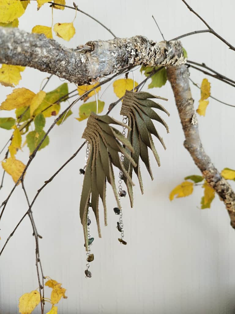 Ādas auskari "Valkīras spārni" ar dzintariem