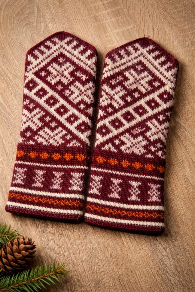 Vilnas cimdi ar ornamentu