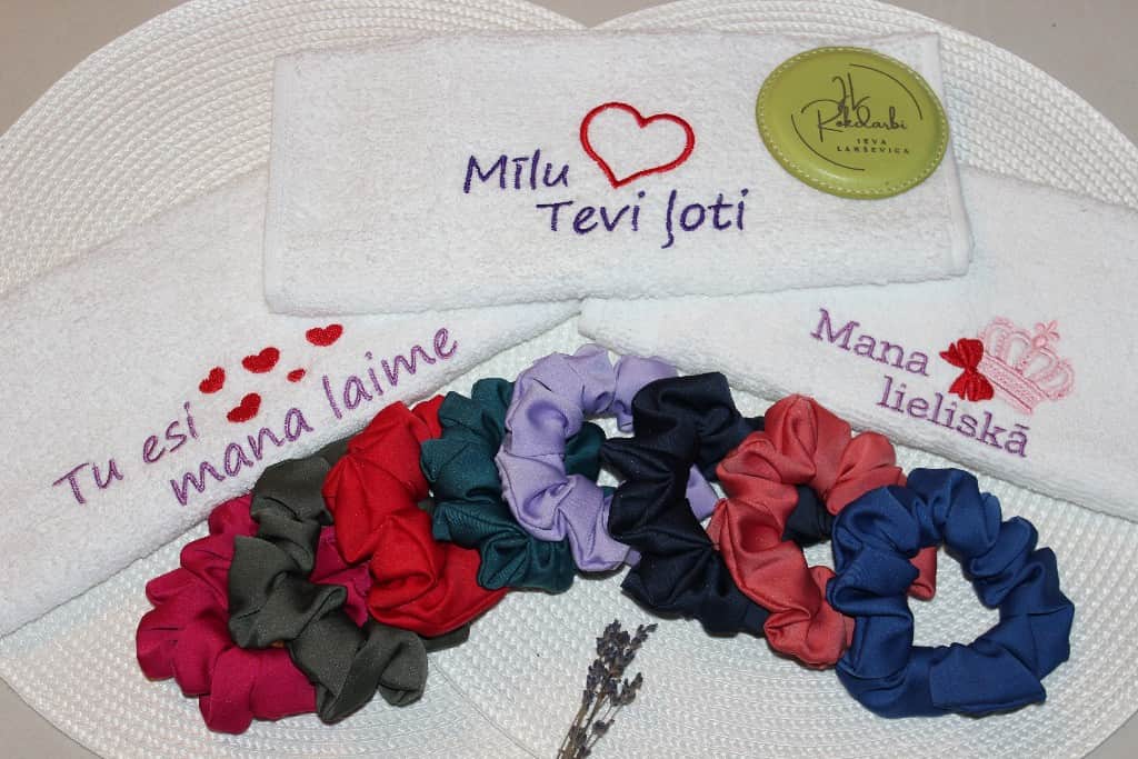 Dvielis ar izšuvumu + matu gumijas komplekts