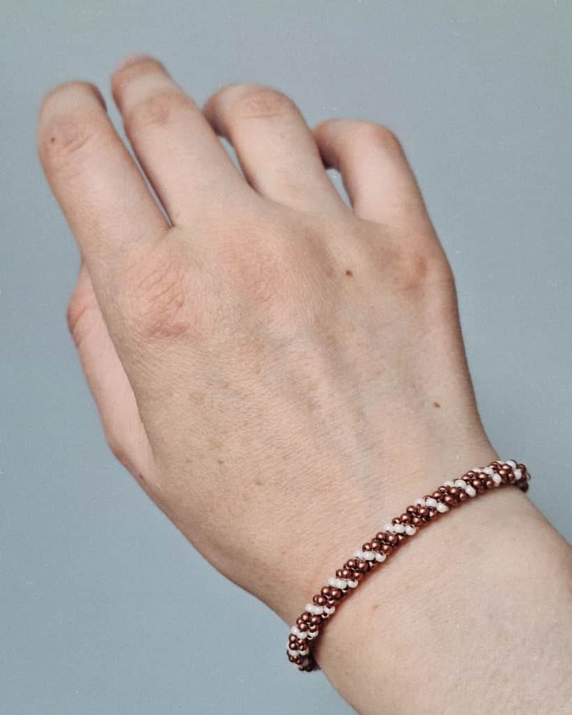 Pērlīšu rokassprādze ar magnētisko aizdari