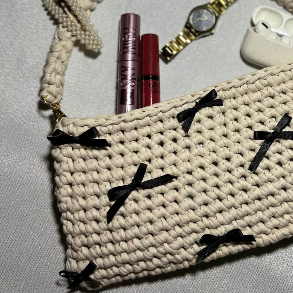 Tamborēta klača soma ar melniem bantīšu akcentiem