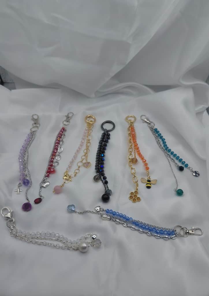 Piekaramais somai, atslēgām, džinsiem 