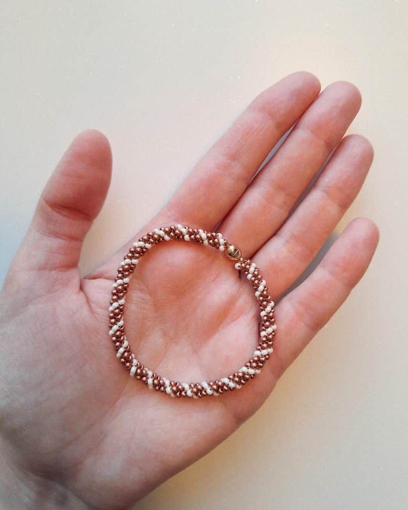 Pērlīšu rokassprādze ar magnētisko aizdari