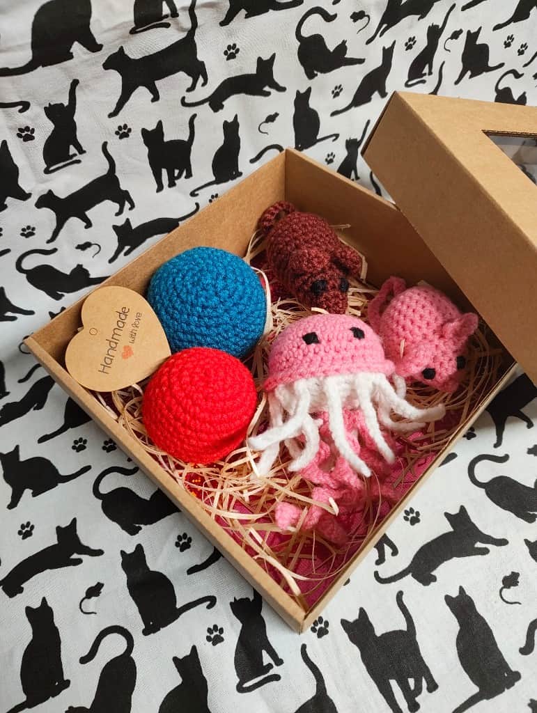 Kaķu rotaļlietu komplekts.