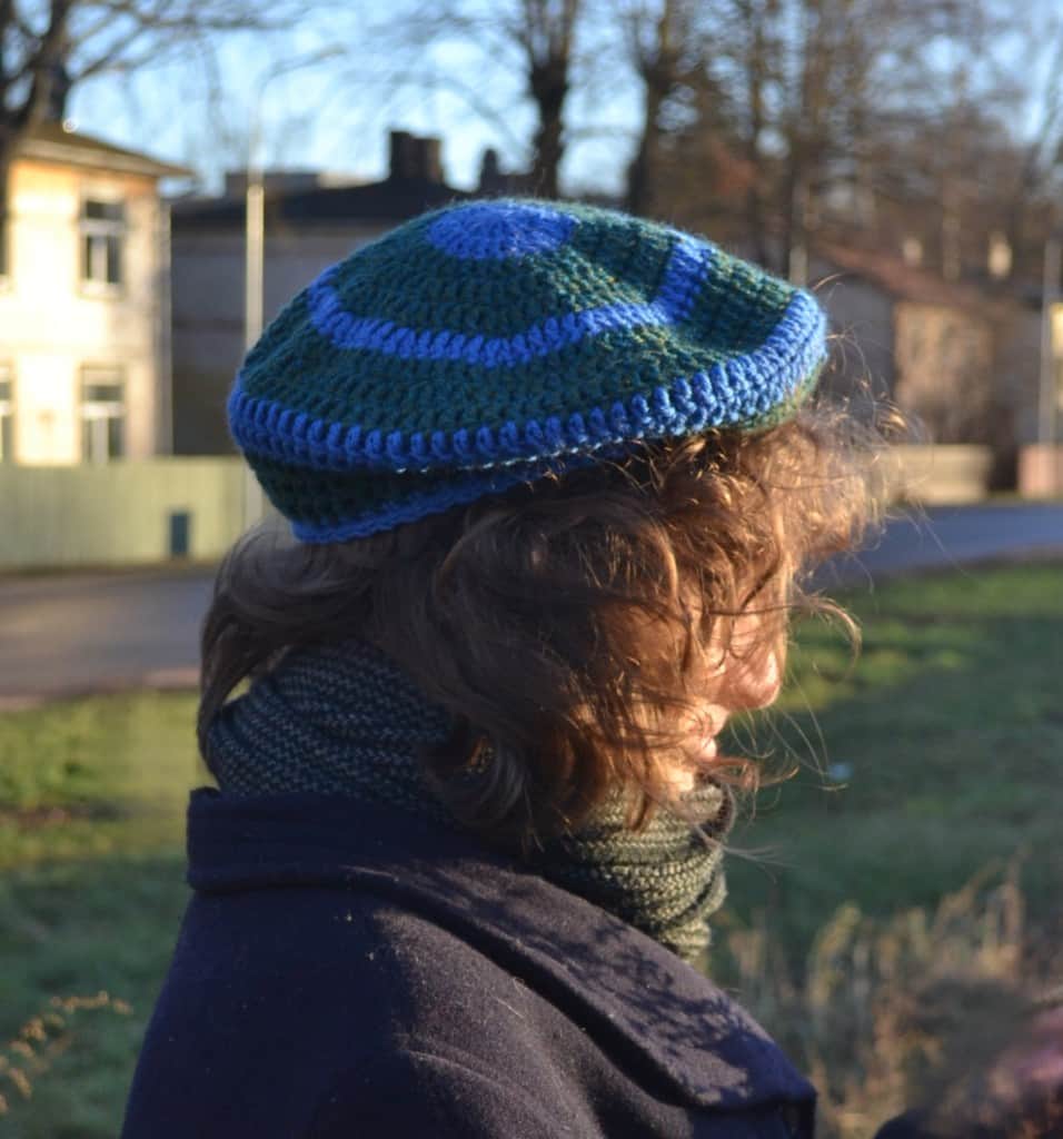 tamborēta divkrāsaina berete