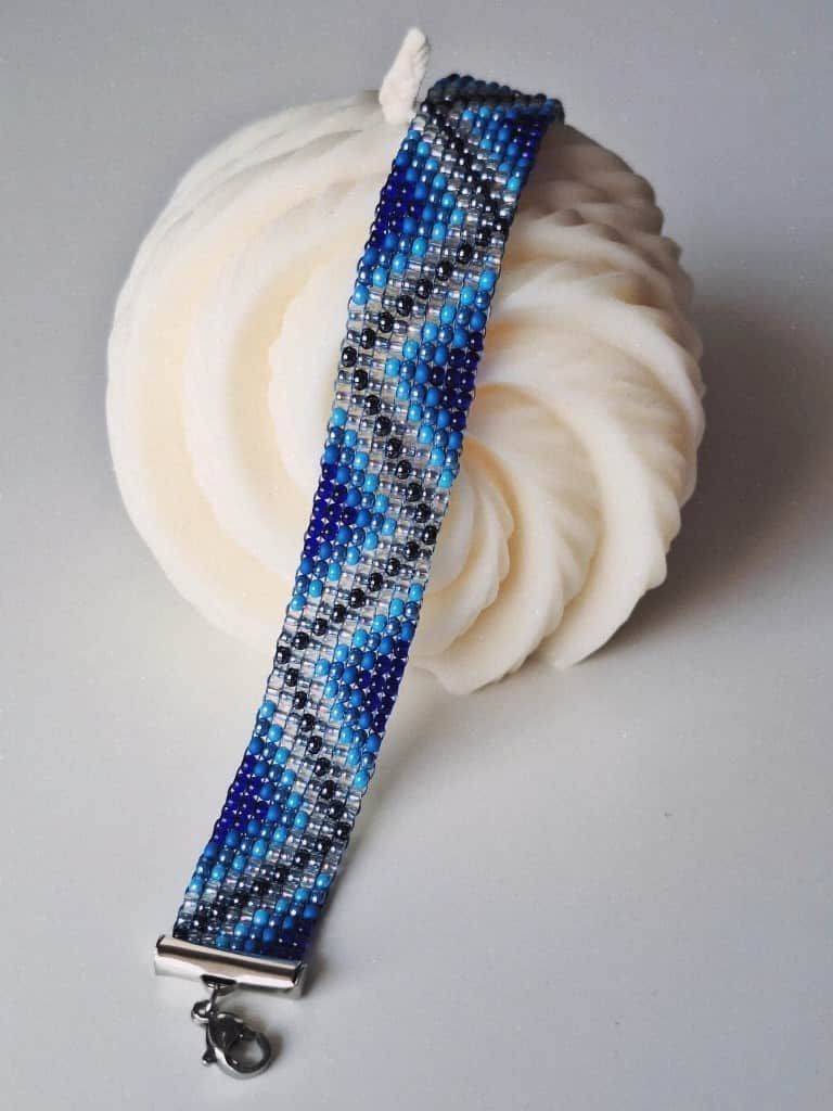 Pērlīšu rokassprādze