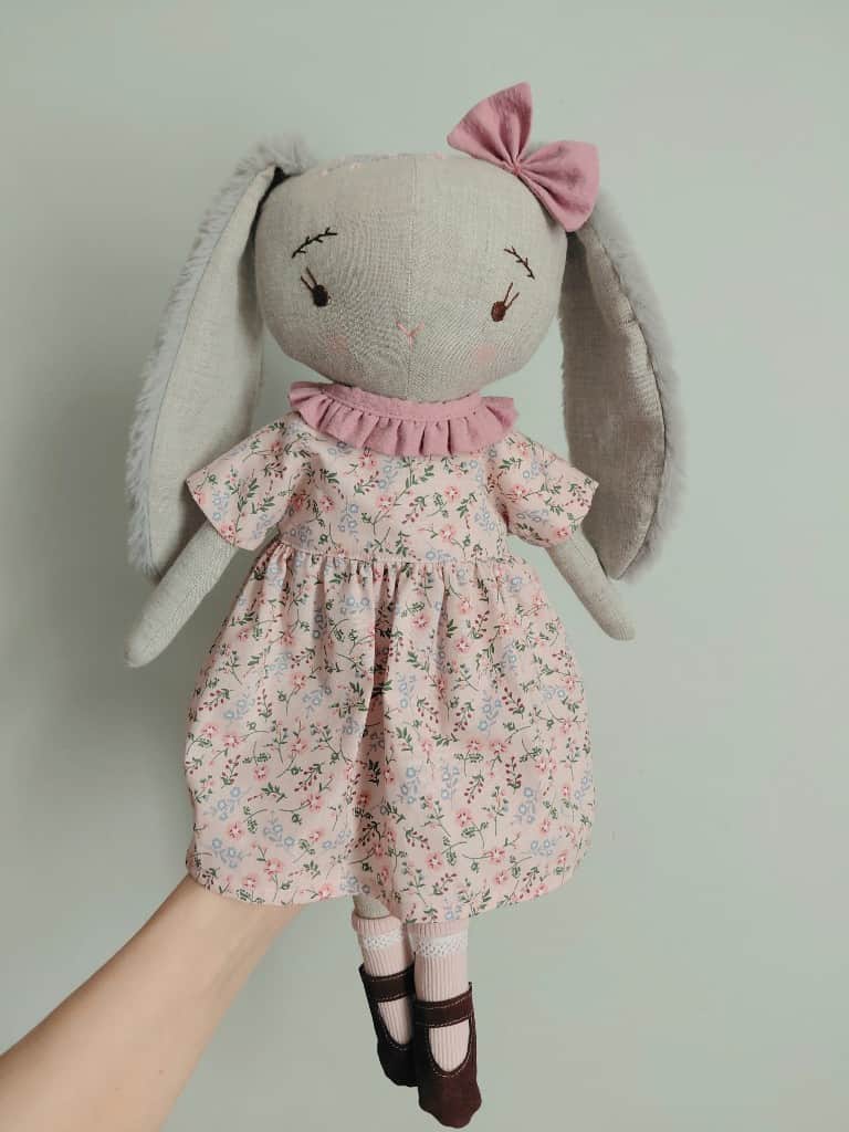 Zaķu meitene ar izšuvumu uz avotiņa