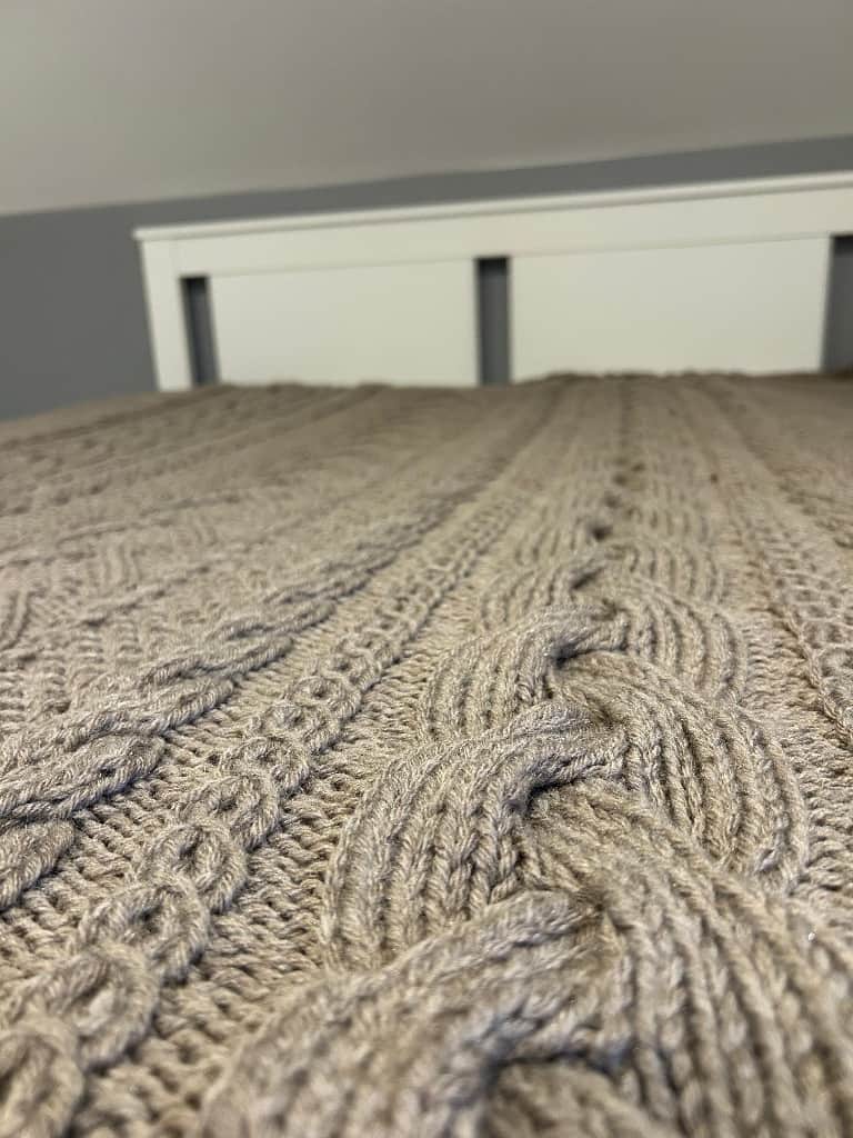 Ar rokām adīta vienvietīga sega – bēšīgi brūnā tonī