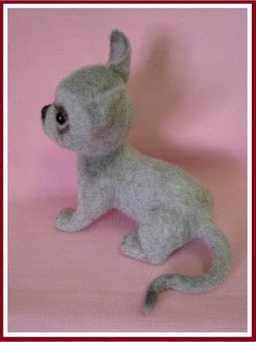 Ar adatu filcēts miniatūrs suns 17 cm x 17cm. Oriģināls roku darbs, kolekcionējama figūriņa, suvenīrs 