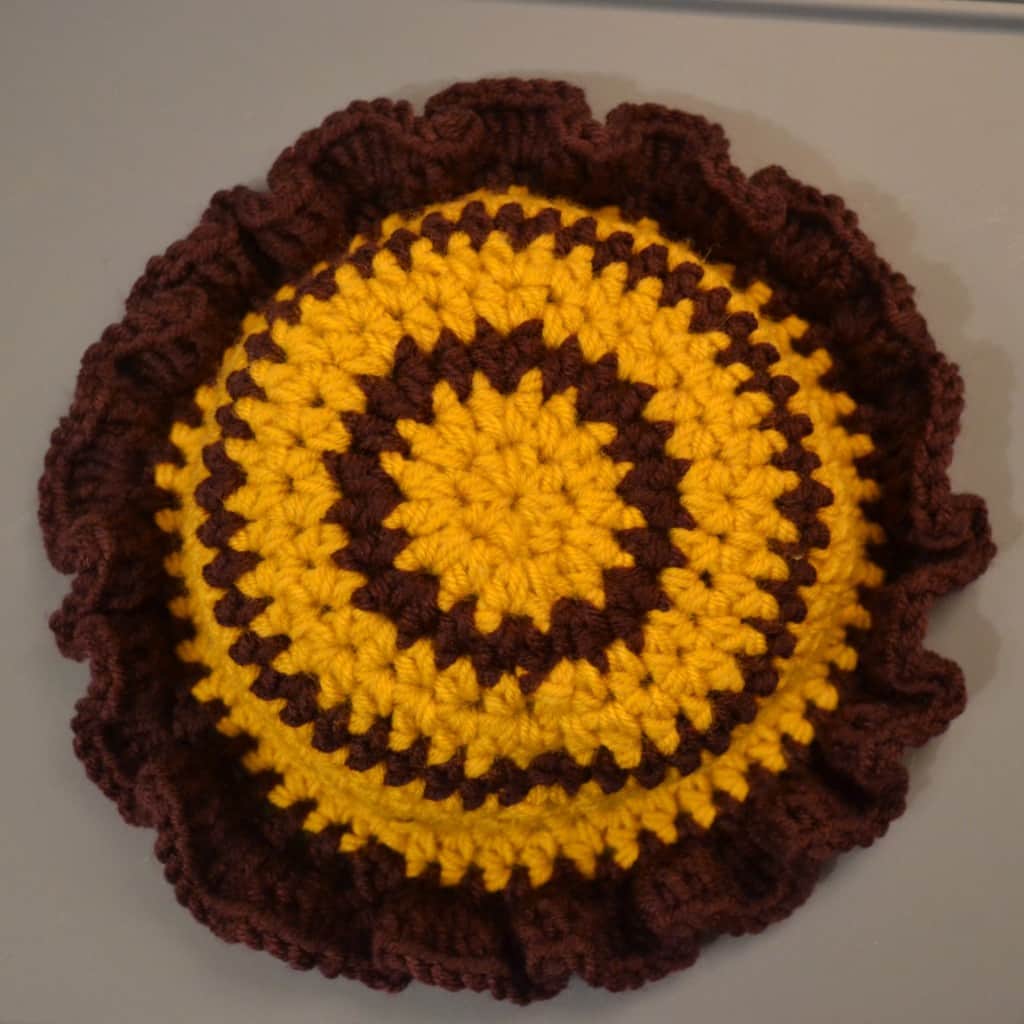 tamborēta cepure ar kruzuļotu maliņu