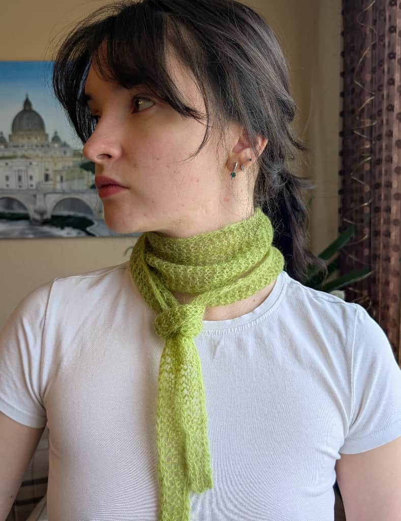 Sofi mohēra šallīte - viegls zaļa kakla aksesuārs minimālisma stilā