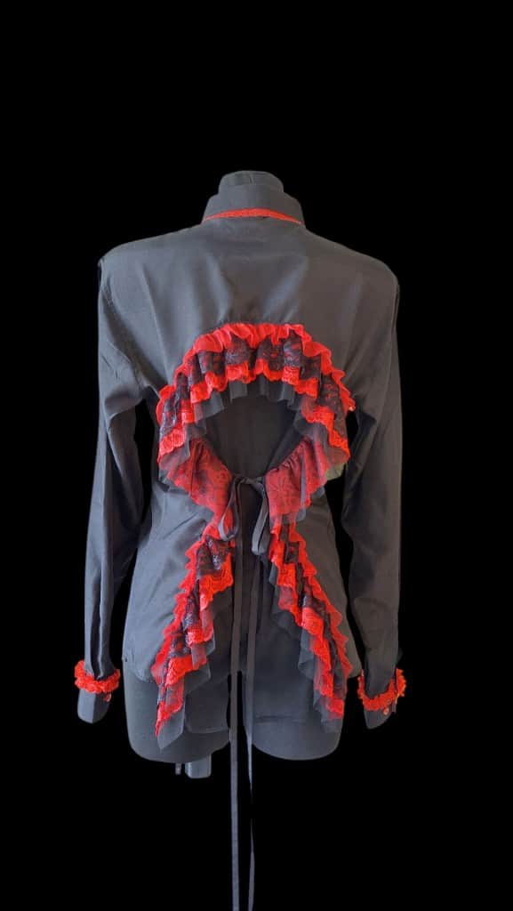 Pārstrādāts krekls ar mugurdaļas izgriezumu