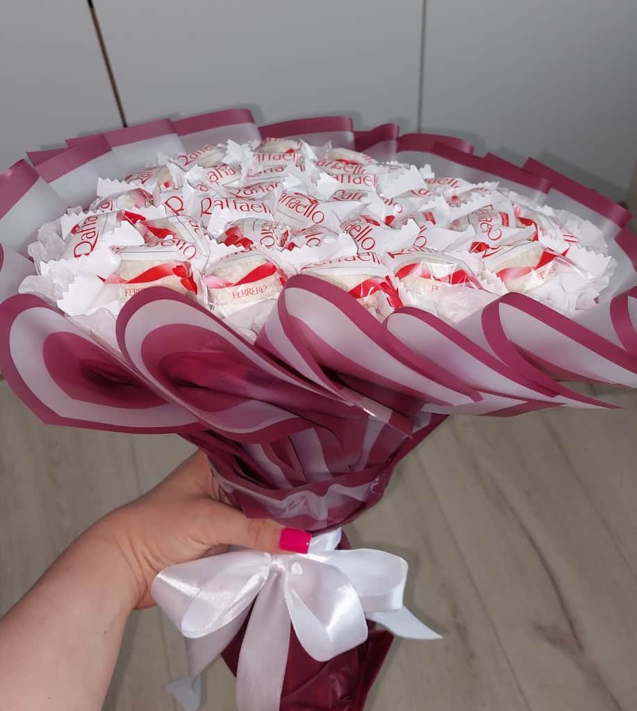Roku darbs — Raffaello konfekšu pušķis 🤍