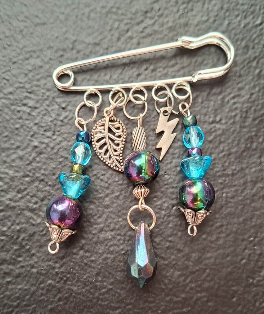 Modīgas piespraudes, kas piešķirs jūsu tērpam īpašu raksturu.