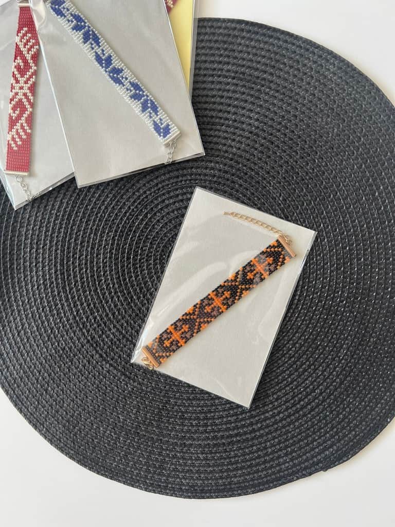 Latviešu etnogrāfiskās zīmes rokassprādzes