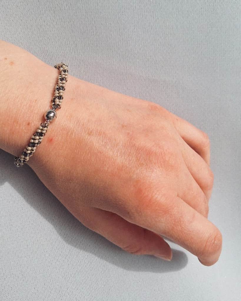 Pērlīšu rokassprādze ar magnētisko aizdari