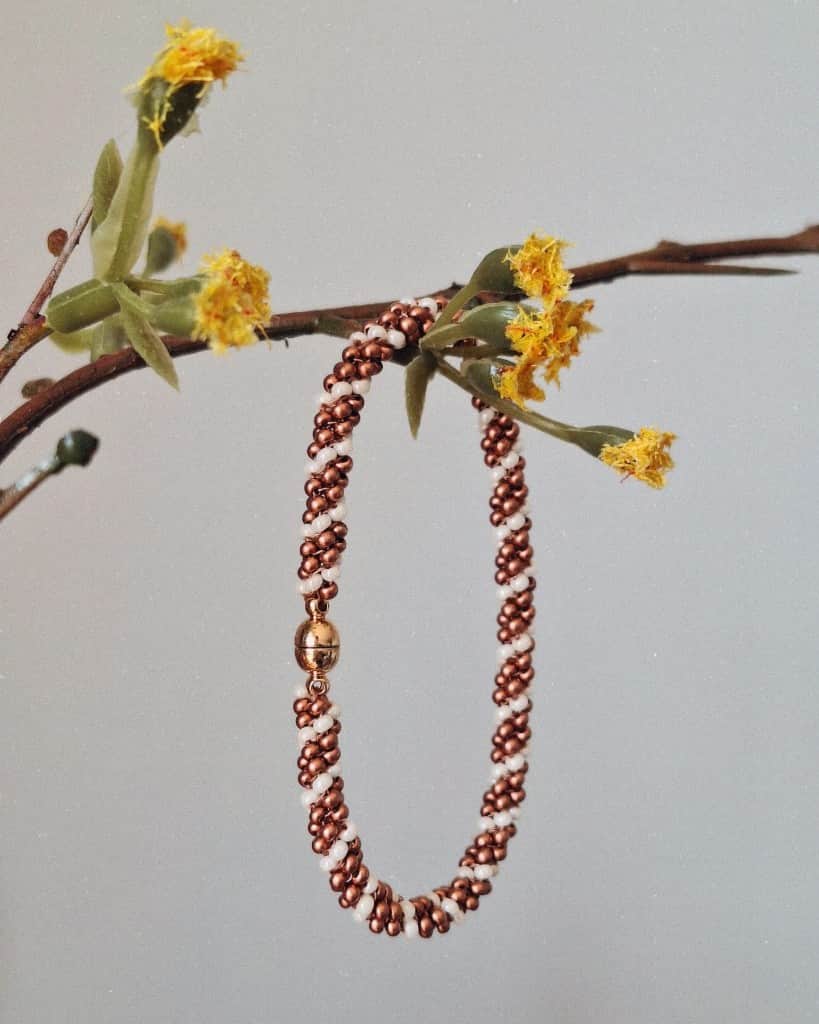 Pērlīšu rokassprādze ar magnētisko aizdari