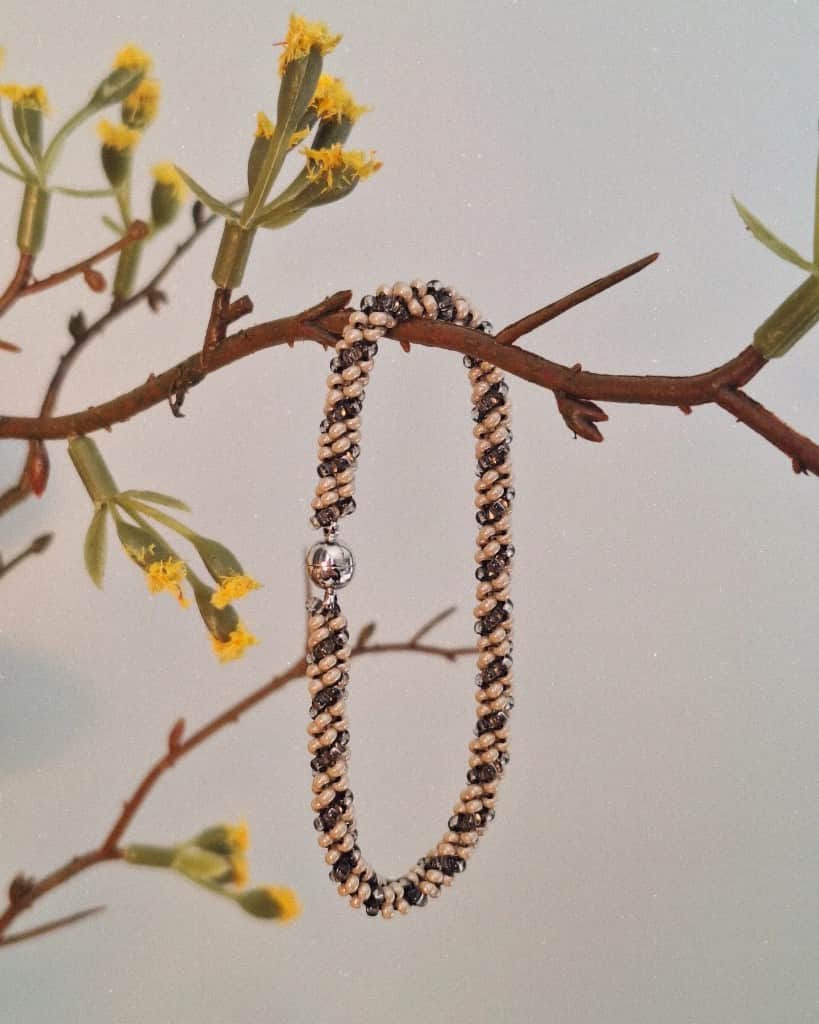 Pērlīšu rokassprādze ar magnētisko aizdari