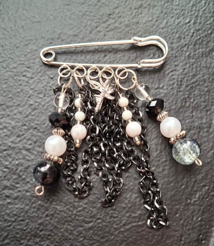 Modīgas piespraudes, kas piešķirs jūsu tērpam īpašu raksturu.