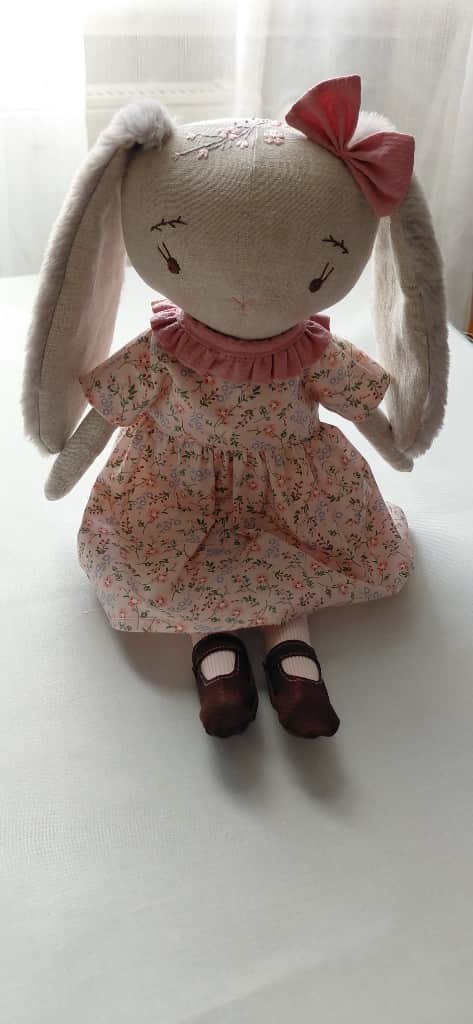 Zaķu meitene ar izšuvumu uz avotiņa