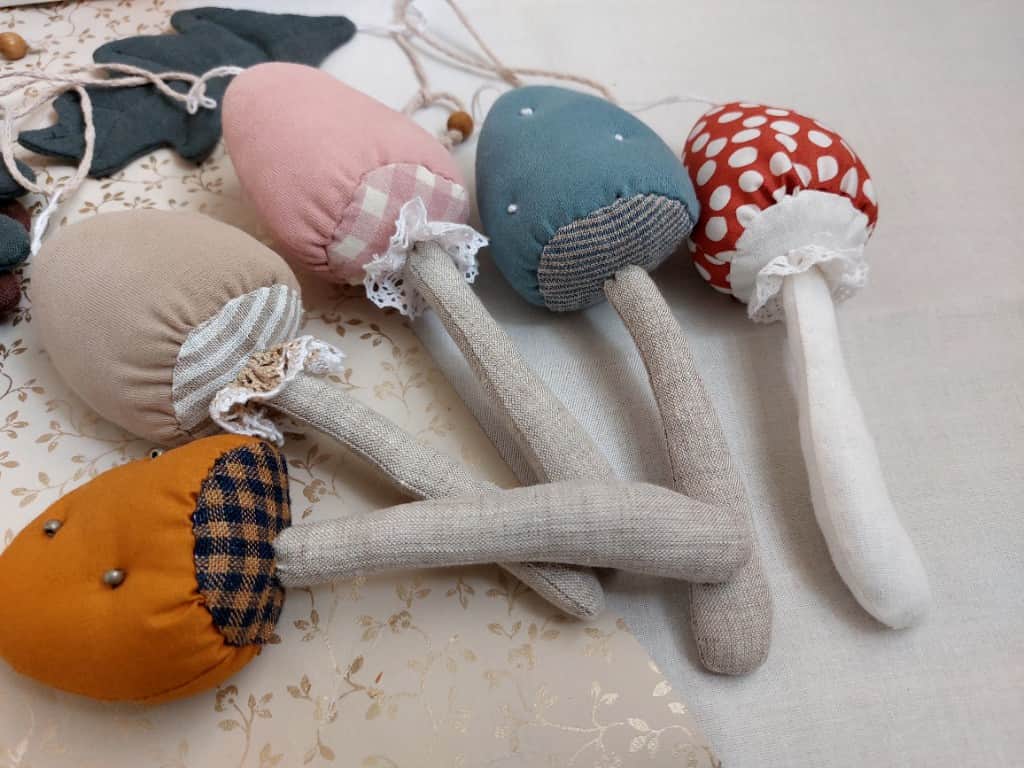 Sēnes virtenē ar lapiņām, brūnas