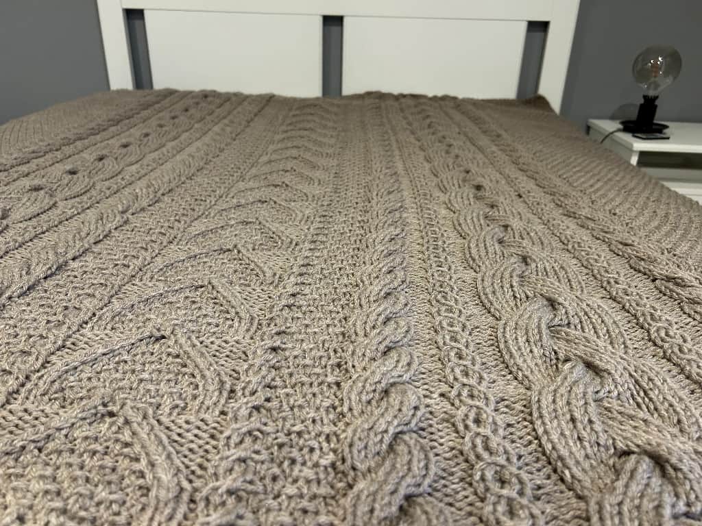 Ar rokām adīta vienvietīga sega – bēšīgi brūnā tonī