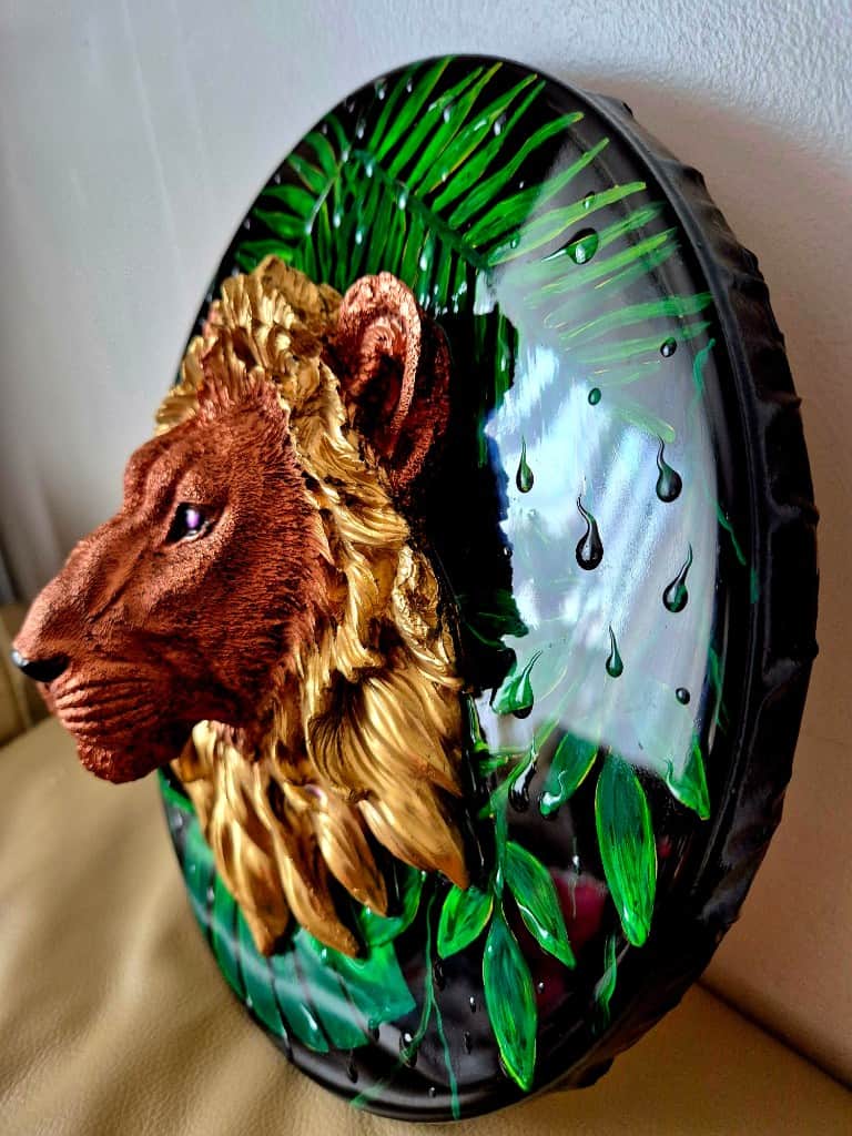 Džungļu karaļa glezna no epoksīdu sveķiem un akrila.