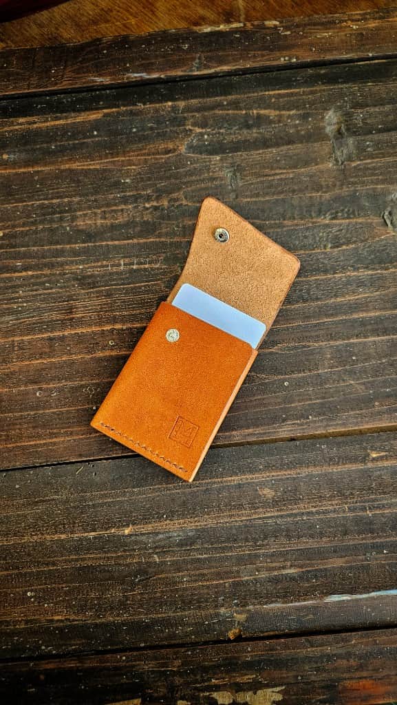 Ādas karšu maks ar spiepogas aizdari