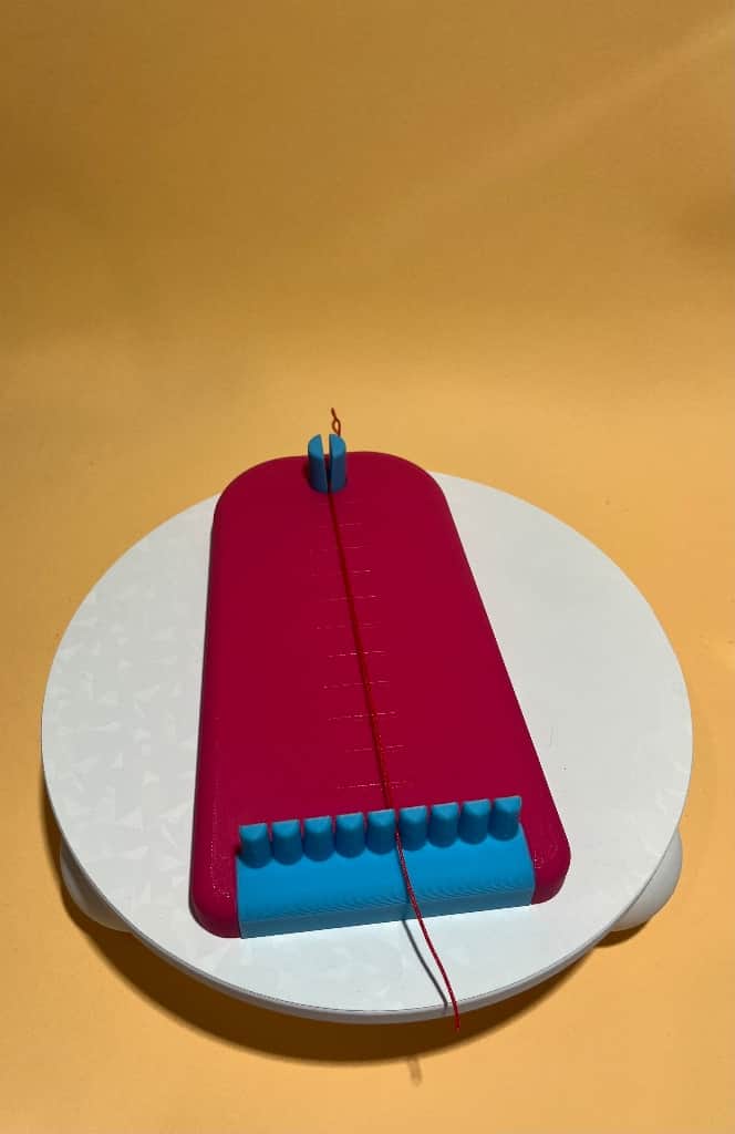 Komplekts sarkā diega aproču darināšanai