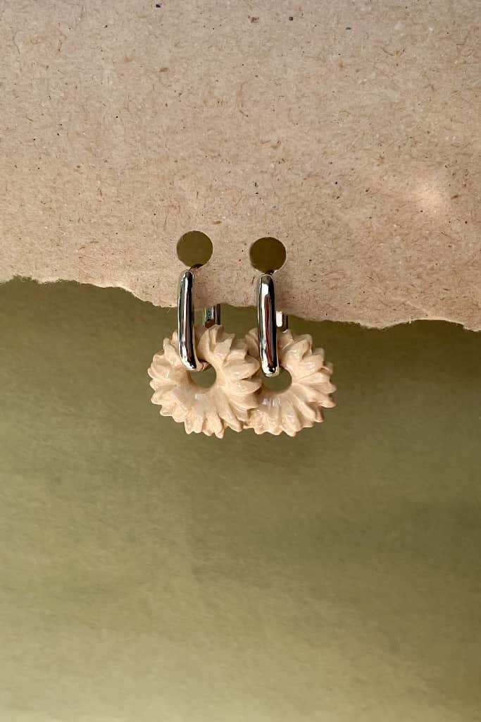 Baltā māla ziedu auskari