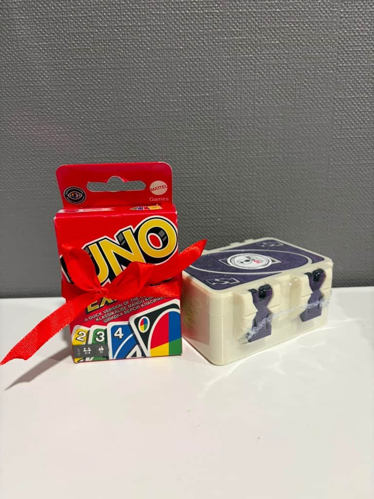 UNO kārtis ar kasti