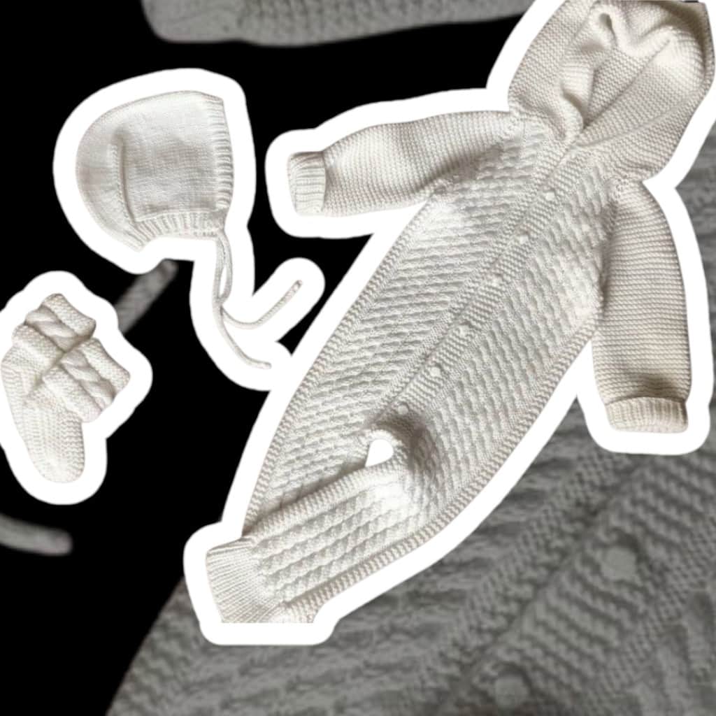 Kombinezoņi ar vairākām pīnēm, bonnet tipa cepurīte, zābaciņi ar pīnīti.