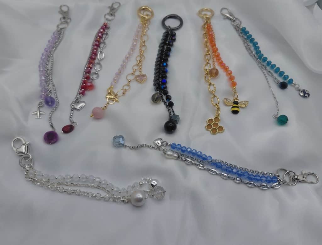 Piekaramais somai, atslēgām, džinsiem 