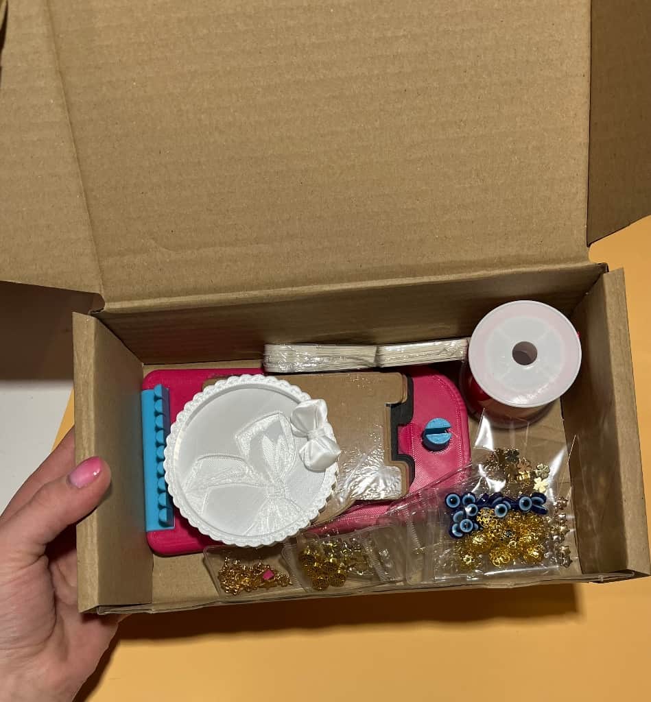 Komplekts sarkā diega aproču darināšanai