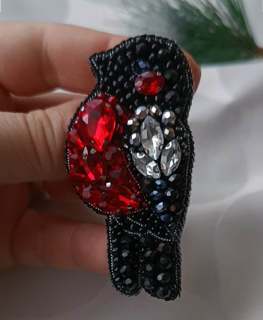 Broša Sarkankrūtītis 