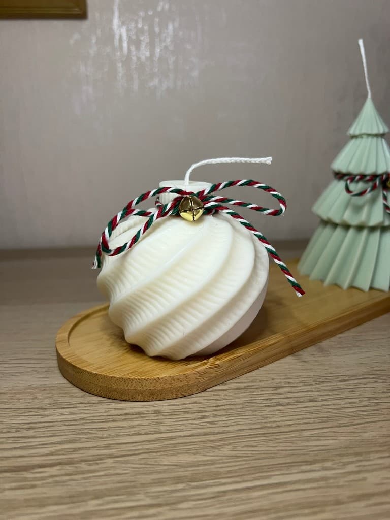 Eglīšu bumbas rotājums - sojas vaska svece