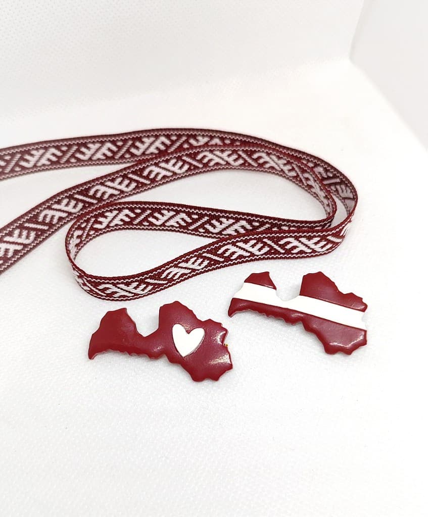 Latvijas piespraude ar karogu