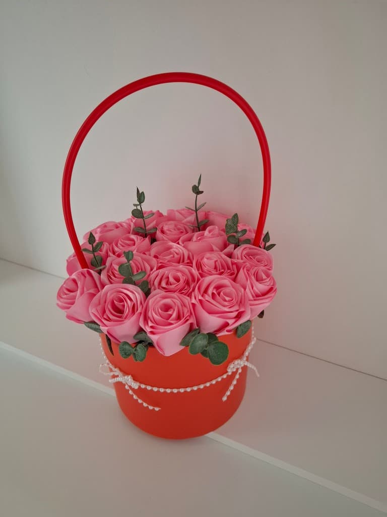 Atlasa rožu pušķi