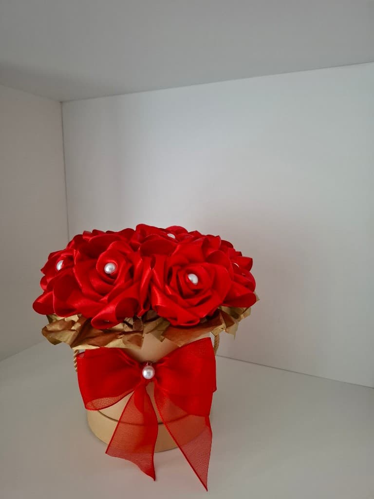 Atlasa rožu pušķi