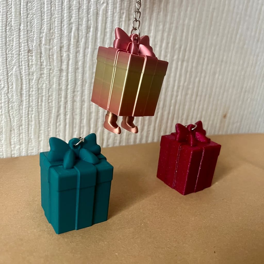 3D Printēts Piekariņš / Eglīšu Rotājums – Dāvanu Kastīte ar Kājiņām