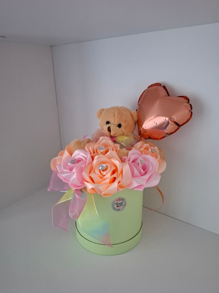 Atlasa rožu pušķi