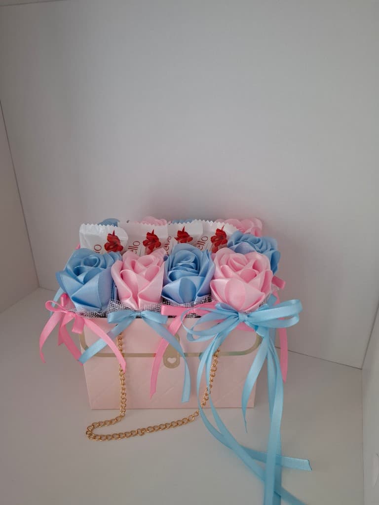 Atlasa rožu pušķi