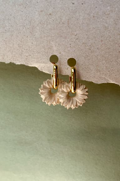 Baltā māla ziedu auskari